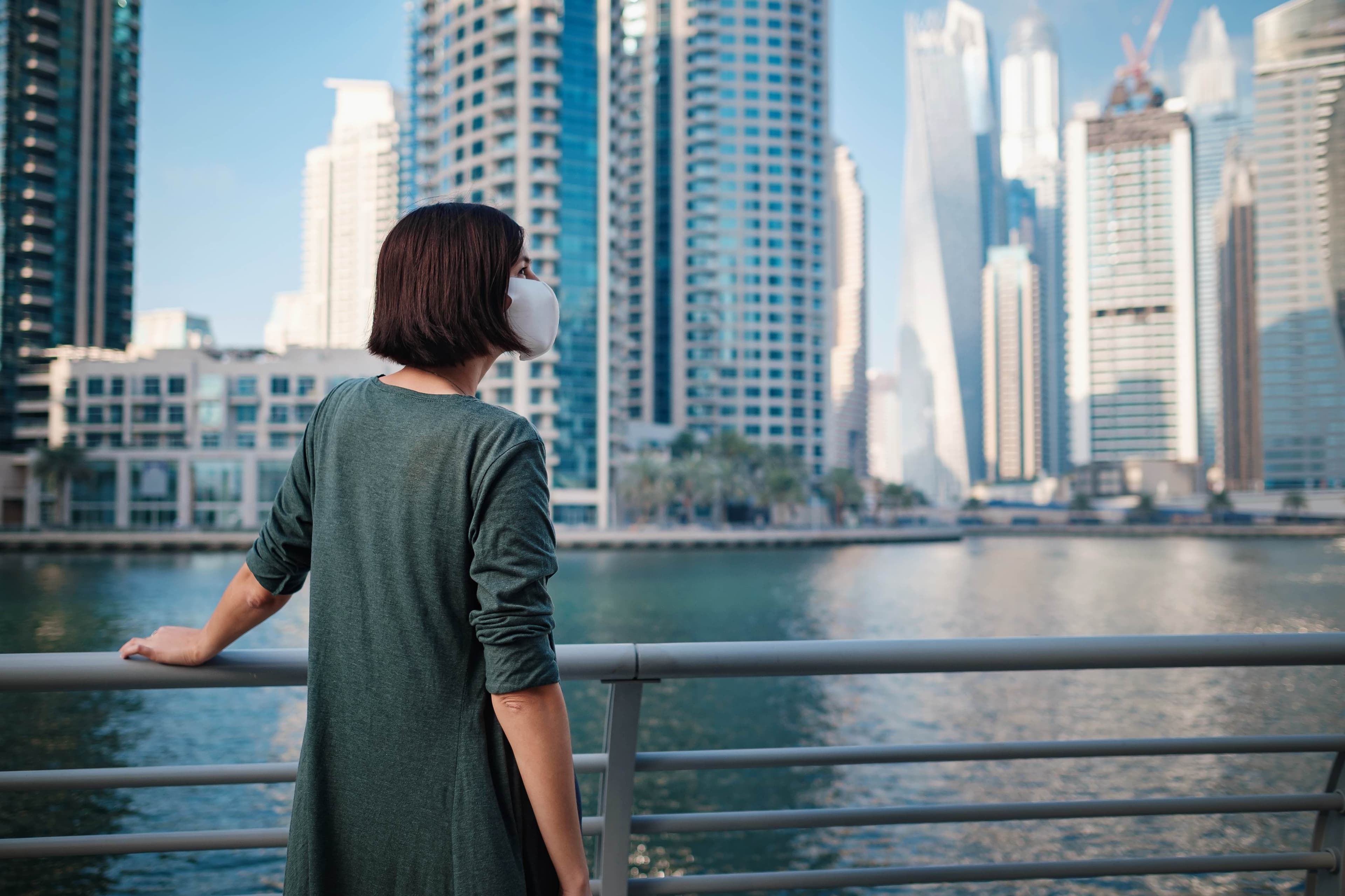 A futuristic visualization of AI and real estate converging in a smart city environment in the UAE